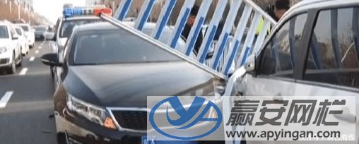 被撞壞的市政交通護欄 市政交通護欄